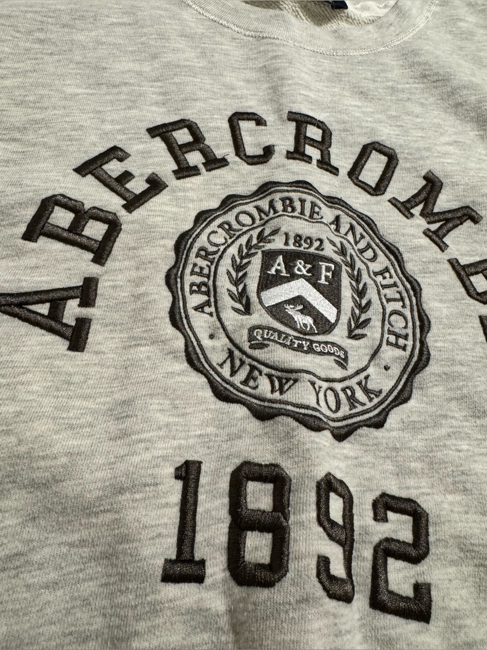 Abercrombie & Fitch Soft Heather Gray Embroidered Logo Pullover Sweatshirt S - Picture 4 of 12